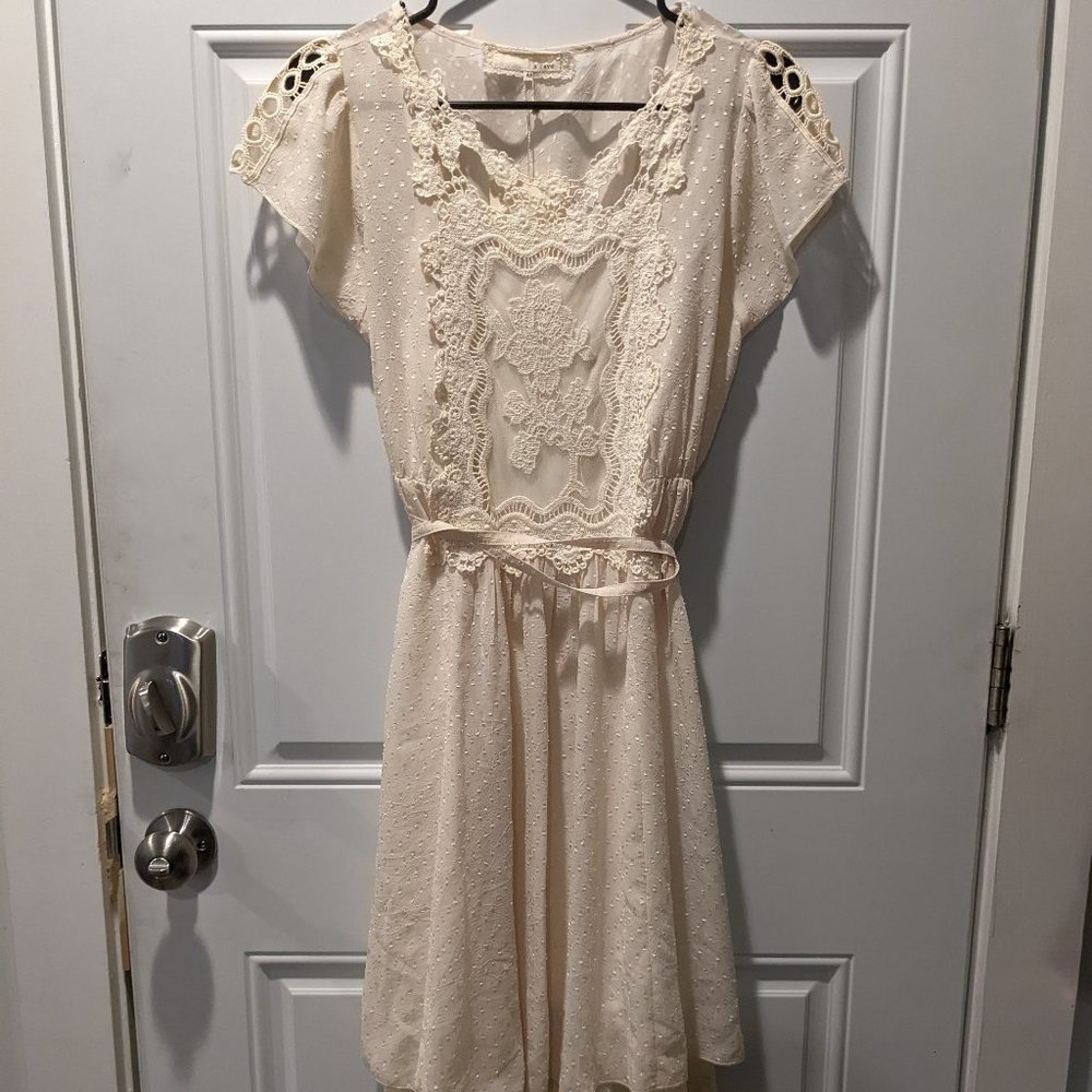 [SOLD] Unique and Detailed Cream Lace Dress